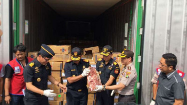 Bea Cukai Tanjung Priok menyita daging beku ilegal.
