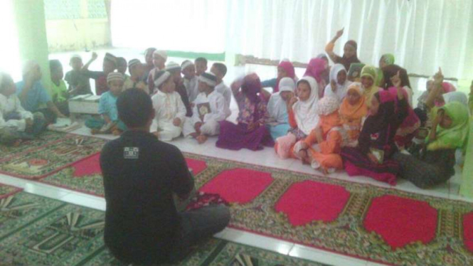 Anak-anak desa di Maluku saat belajar mengaji bersama tim 'Power Rangers'. Kelompok ini sukarela berkeliling desa untuk mengajarkan membaca alquran secara gratis.