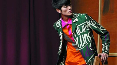 Pria dengan makanan warna neon