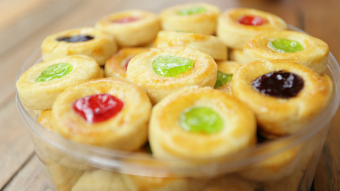 Kue nastar selai warna-warni.