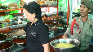 Razia Satpol PP saat Ramadan salah satu bentuk pelaksanaan Perda yang dinilai bermasalah.