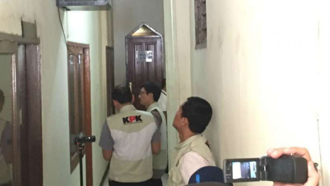 Penyidik KPK melakukan penggeledahan di ruangan panitera PN Jakarta Utara. Ilustrasi.