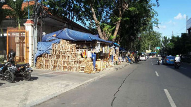 Pedagang parsel di Cikini, Jakarta Pusat.