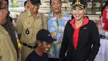 Bupati Tabanan Bali, Ni Putu Eka Wiryastuti (pakaian hitam)