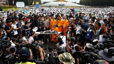 Polisi Thailand bersama biksu bicara dihadapan wartawan soal penangkapan biksu terkenal di biara Wat Dhammakaya.