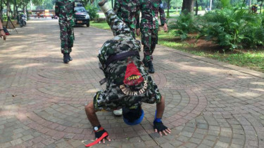 Aksi Kopral Subagyo Lelono koprol keliling Monas