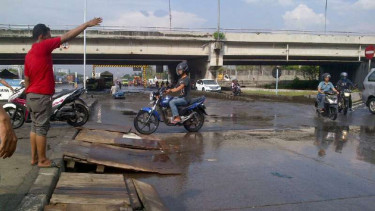 Pemotor mencoba melewati jalur darurat anti rob di jalan Kaligawe Semarang