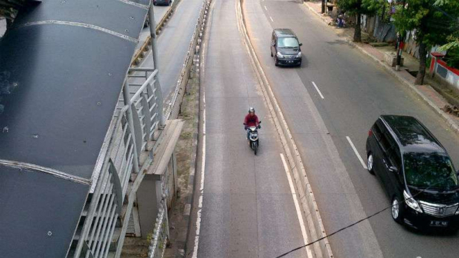 Kendaraan terobos busway di Buncit Raya, Jakarta, Jumat, 17 Juni 2016.