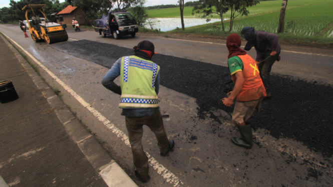 Perbaikan jalan jalur pantura