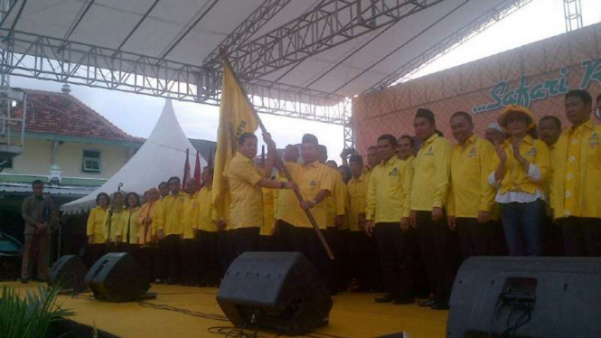Ketua Umum Partai Golkar, Setya Novanto, melantik pengurus DPD Partai Golkar Jateng di kampung Tambak Lorok, Semarang, pada Jumat, 17 Juni 2016.