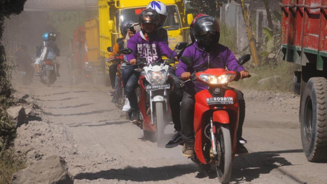 Pengendara sepeda motor. 