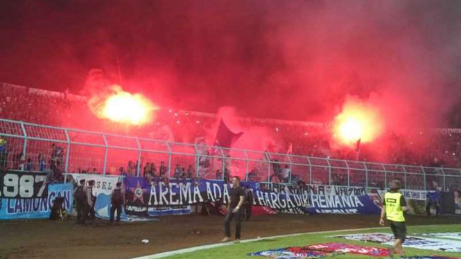 Flare menyala di Stadion Kanjuruhan