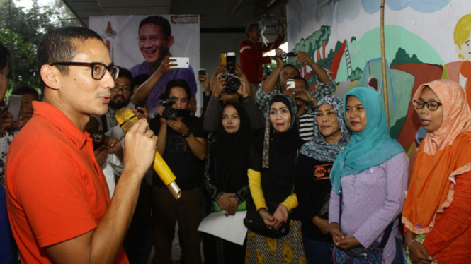 Sandiaga Uno saat kunjungi warga Tambora