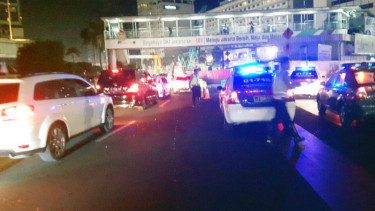 Polisi menertibkan lalu-lintas di jalur yang jadi lokasi Sahur on the road di Jalan MH. Thamrin Jakarta beberapa waktu lalu.