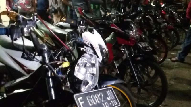 Belasan motor Suzuki Satria FU yang dirusak geng motor.