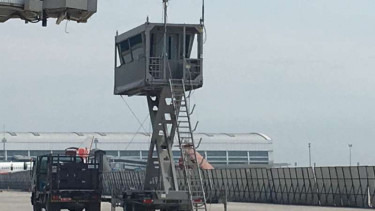 Menara portabel di Terminal Tiga Ultimate Bandara Soekarno-Hatta.