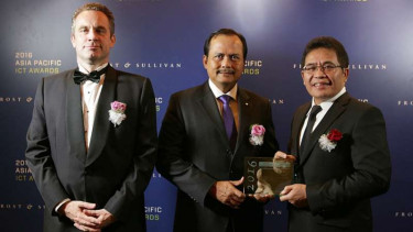 Dirut Telkom Alex J. Sinaga (kanan) bersama Duta Besar Republik Indonesia untuk Singapura I Gede Ngurah Swajaya dan Senior Vice President ICT Practice Frost & Sullivan Andrew Milroy
