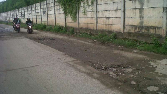 Jalan rusak di Jalan Gading Kirana Utara, Kelapa Gading, Jakarta Utara, Senin, 20 Juni 2016.