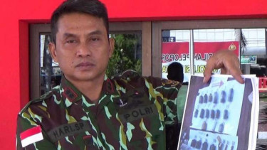 Kabid Humas Hari Suprapto perlihatkan foto barang bukti