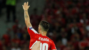 Jersey gelandang Swiss, Granit Xhaka, sobek di pertandingan lawan Prancis.