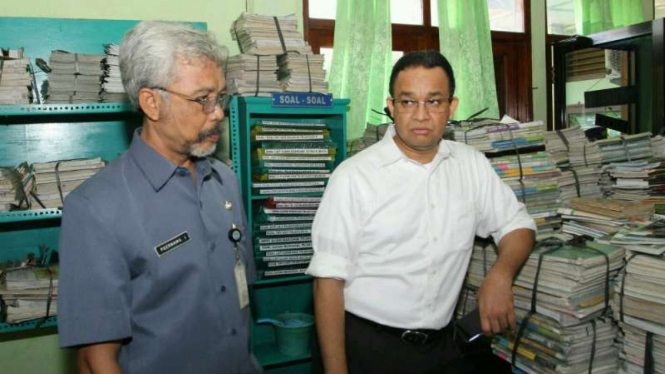 Menteri Pendidikan dan Kebudayaan, Anies Baswedan (kanan), mengunjungi SMP Negeri 6 Solo, sekolah yang terdampak banjir, pada Selasa, 21 Juni 2016.