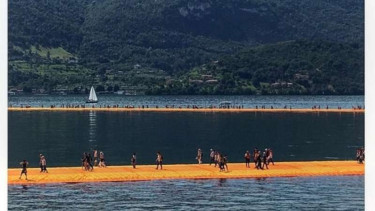 The Floating Pears atau Dermaga Mengapung