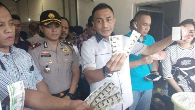Penggerebekan pabrik obat palsu di Tangerang