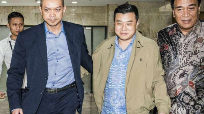Mantan Komisaris Agung Sedayu Richard Halim Kusuma (tengah) usai diperiksa KPK 