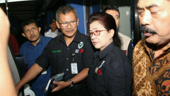 Menteri Kesehatan, Nila Moeloek, memeriksa persiapan posko kesehatan arus mudik Lebaran Idul Fitri di Solo, Jawa Tengah, pada Rabu, 22 Juni 2016.