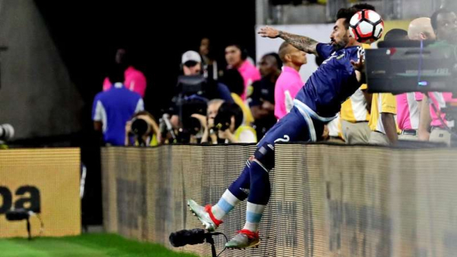 Ezequiel Lavezzi, sesaat sebelum insiden retaknya siku
