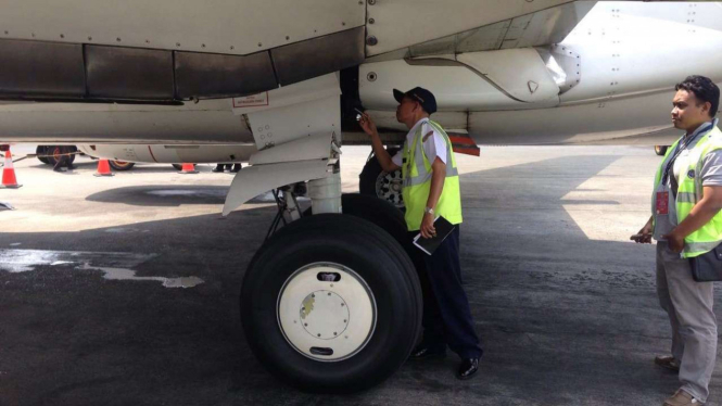 Petugas dari Kemenhub lakukan Ramp Check 552 pada sebuah pesawat.
