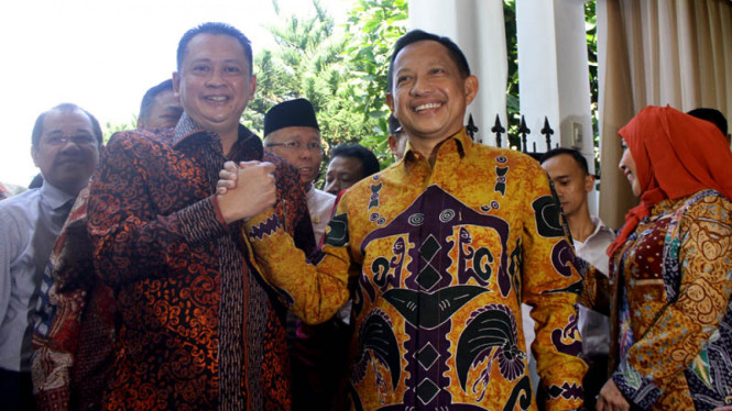 Komisi III DPR saat mengunjungi rumah calon Kapolri, Komjen Tito Karnavian (kanan). 