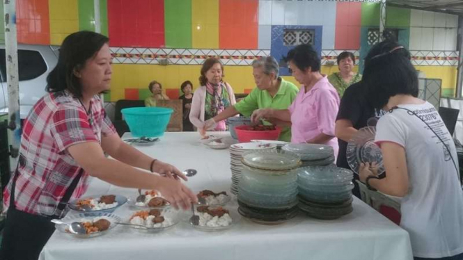 Ibu-ibu dari Paguyuban Metta, umat budha di Malang saat menyiapkan menu makanan untuk berbuka gratis, Rabu (22/6/2016)