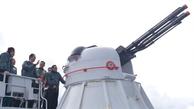 Presiden Joko Widodo di atas Kapal Perang KRI Imam Bonjol di perairan Natuna. 
