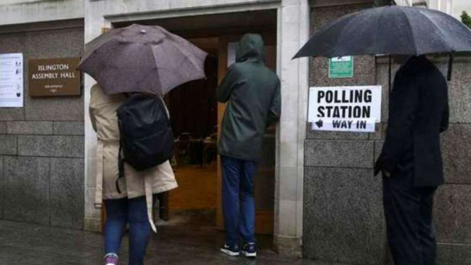 Warga Inggris menembus cuaca buruk untuk memberikan suara pada referendum.