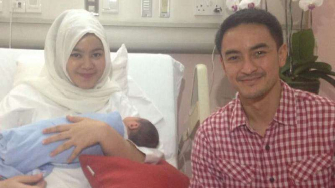 Zumi Zola bersama anak dan istri