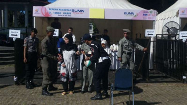 Warga mengantre untuk menukarkan kupon dengan paket sembako di Alun-alun Masjid Agung Garut, Jawa Barat, pada Jumat, 24 Juni 2016.
