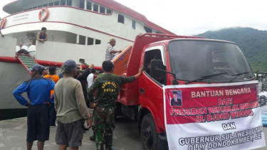 Bantuan logistik dari Presiden Joko Widodo untuk para korban bencana tanah longsor dan banjir bandang di Kabupaten Kepulauan Sangihe, Sulawesi Utara, pada Selasa, 21 Juni 2016.