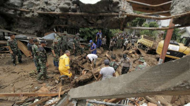 Tim gabungan TNI, SAR dan pihak lainnya melakukan pencarian korban di lokasi tanah longsor di Kolongan Beha, Tahuna, Kepulauan Sangihe, Sulawesi Utara, Kamis (23/6/2016). 