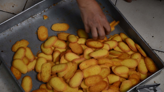 Produksi Kue Kering Menjelang Lebaran