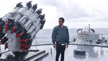 Presiden Jokowi saat meninjau Kepulauan Natuna di atas KRI Imam Bonjol.