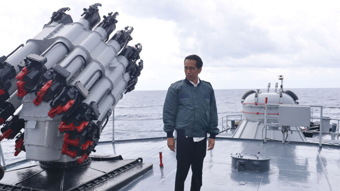 Presiden Jokowi saat meninjau Kepulauan Natuna di atas KRI Imam Bonjol.