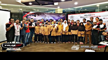 Foto bersama yatim piatu saat acara buka bersama.