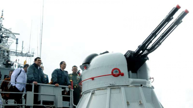 Presiden Jokowi di atas KRI Imam Bonjol dalam kunjungannya ke Pulau Natuna, Kepulauan Riau, Kamis, 23 Juni 2016. Kedatangan Presiden ini sebagai jawaban atas sikap China yang sengaja menerobos kedaulatan Indonesia.