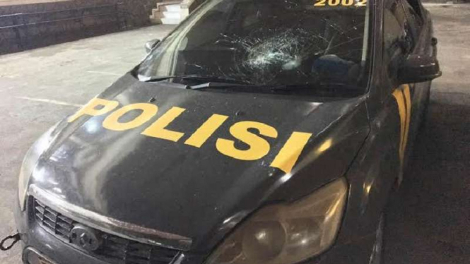 Mobil polisi yang dirusak dalam bentrokan di Penjaringan.
