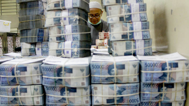Tumpukan uang rupiah pecahan lima puluh ribu. 