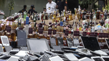 Pemusnahan ponsel ilegal di Kantor Pusat Bea dan Cukai, Jakarta.