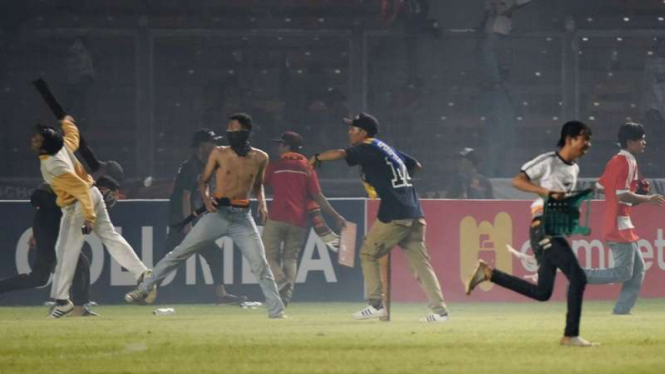 Suporter Persija Jakarta saat kericuhan di SUGBK.