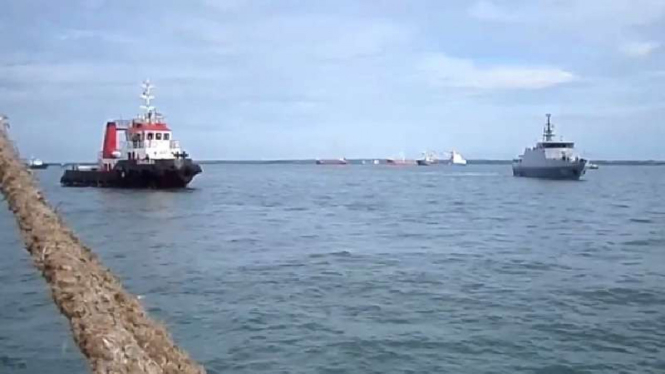 Kapal Tugboat Charles 001 dikawal KRI Sidat.