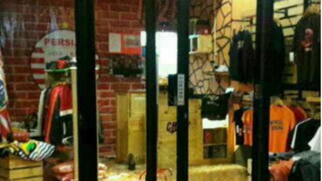 Toko Crazy Orange milik pengurus Jakmania dirusak orang tak dikenal.  